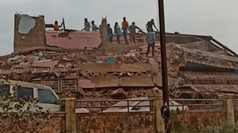 Rescuers find 60 survivors after building collapse in India [VIDEO]