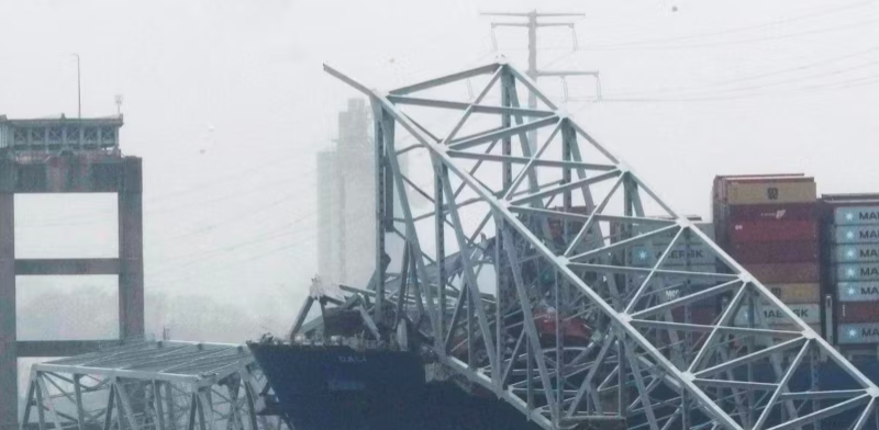 Barges with cranes headed to US Bridge collapse site