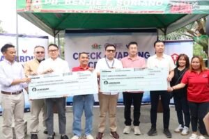 DHSUD and SHFC officials lead the check awarding ceremony in Barangay Wawang Pulo.