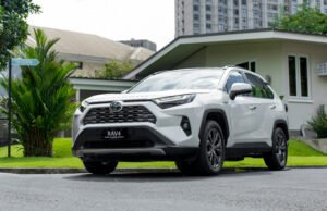 RAV4 2.5 LTD HEV features straight cash savings of up to PHP 300,000.