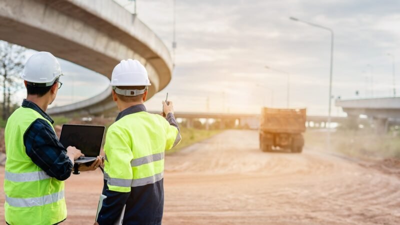 Why High-Visibility Clothing Is Important in Construction