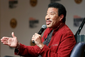 Lionel Richie faces fresh health concerns after being hospitalized following his St. Louis concert. [photo credit: Library of Congress Life | Wikimedia Commons]