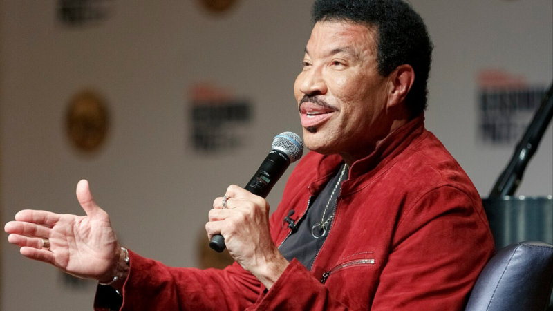 Lionel Richie Hospitalized After Onstage Health Scare Leaves Fans Concerned