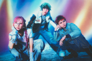 Japanese three-piece band muque released “いいんじゃない Just As You Are,” its first drama theme song, for the series Extraordinary Attorney Minami.